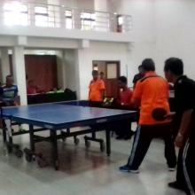 LOMBA TENIS MEJA, JADI AJANG DOSEN, KARYAWAN UNY SALING PERERAT KEKOMPAKAN 