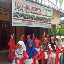 MAHASISWA UNY BERSAMA KOMUNITAS KIRAB CEGAH KORUPSI SEJAK DINI DI KAMPUNG ANTIKORUPSI