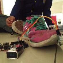 MAHASISWA UNY CIPTAKAN SENSOR SEPATU PINTAR UNTUK TUNANETRA
