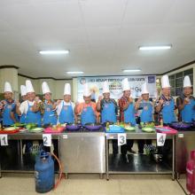 MERIAHNYA LOMBA MEMASAK NASI GORENG PARA PIMPINAN UNY 